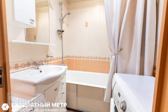 Продаётся двухкомнатная квартира, возле парка челюскинцев 11