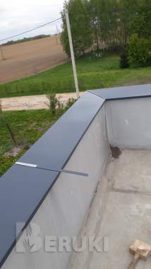 Парапет из металла различный цветов и конфигурации и разными сторонами уклона 0