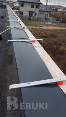 Парапет из металла различный цветов и конфигурации и разными сторонами уклона 1