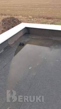 Парапет из металла различный цветов и конфигурации и разными сторонами уклона 2