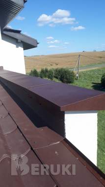 Парапет из металла различный цветов и конфигурации и разными сторонами уклона 3