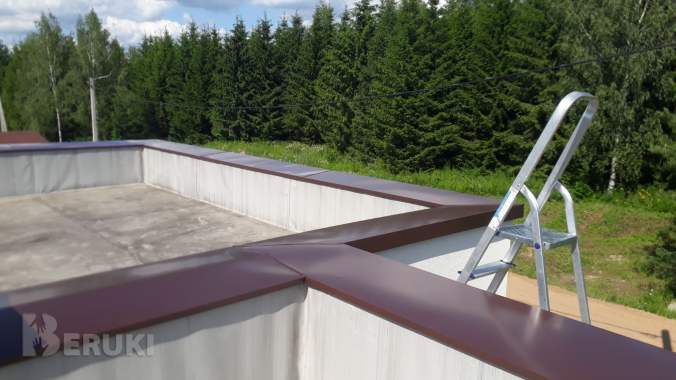 Парапет из металла различный цветов и конфигурации и разными сторонами уклона 6