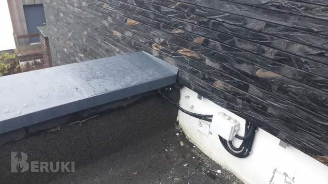 Парапет из металла различный цветов и конфигурации и разными сторонами уклона 7