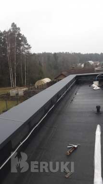 Парапет из металла различный цветов и конфигурации и разными сторонами уклона 8