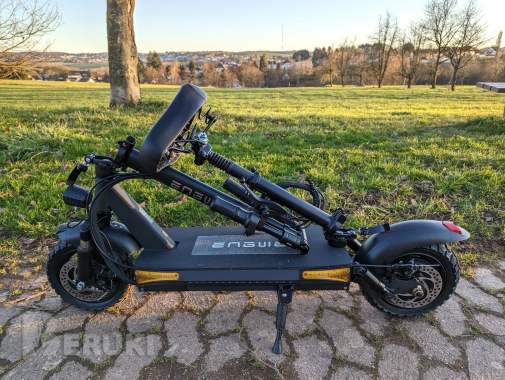 Электросамокат Engwe s6 с откидным сиденьем, преодолевающий 25 км
