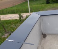 Парапет из металла различный цветов и конфигурации и разными сторонами уклона