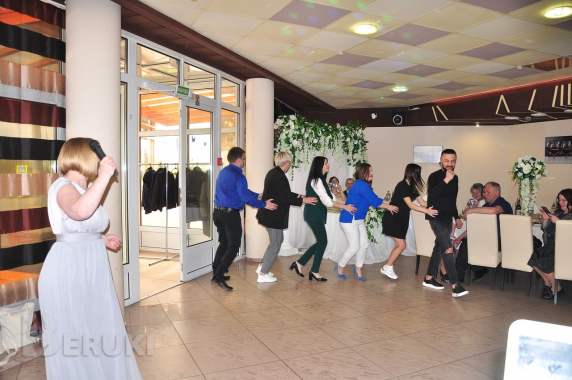 Ведущая, саксофонист, музыка, украшение 1