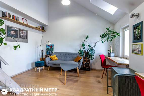 Просторная квартира-студия с мансардными окнами. 0