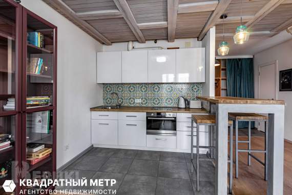 Просторная квартира-студия с мансардными окнами. 2