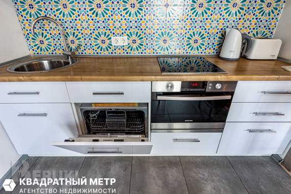 Просторная квартира-студия с мансардными окнами. 3