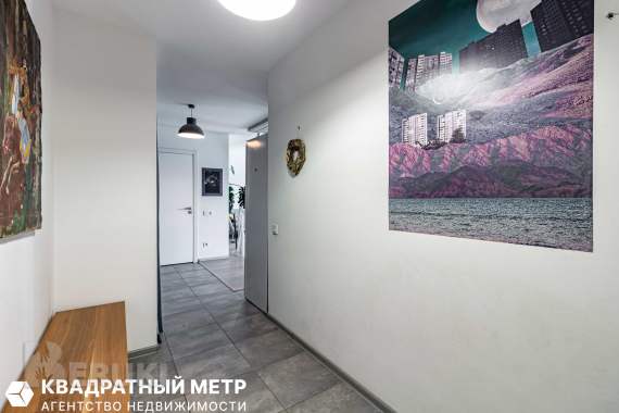 Просторная квартира-студия с мансардными окнами. 6