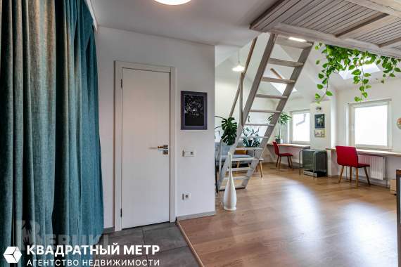 Просторная квартира-студия с мансардными окнами. 8