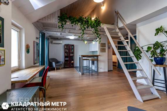 Просторная квартира-студия с мансардными окнами. 9