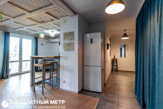 Просторная квартира-студия с мансардными окнами. 10