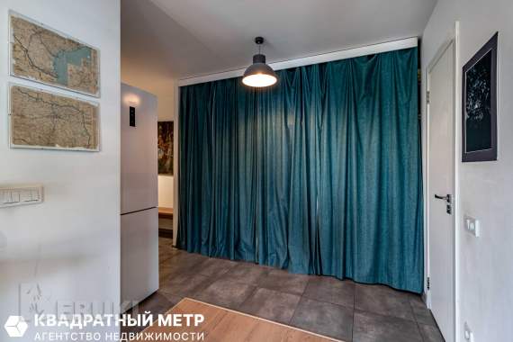 Просторная квартира-студия с мансардными окнами. 11