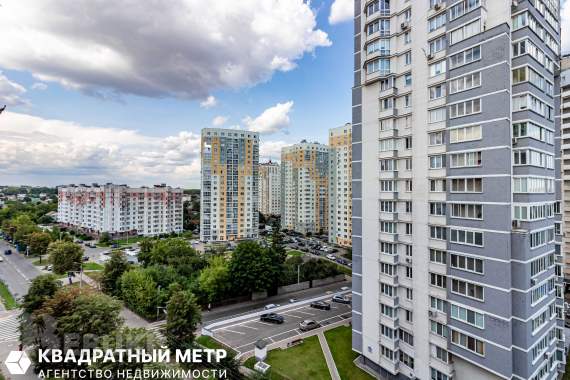 Просторная квартира-студия с мансардными окнами. 12