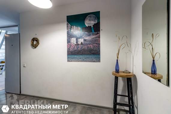 Просторная квартира-студия с мансардными окнами. 13