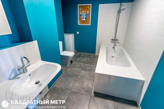 Просторная квартира-студия с мансардными окнами. 16