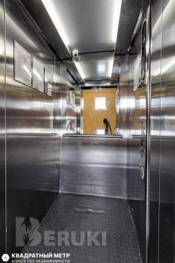 Просторная квартира-студия с мансардными окнами. 19