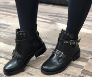 Модные ботинки в байкерском стиле чёрного цвета с пряжками р. 36