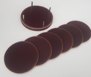 Набор кожаных бирдекелей (костеров) на подставке.