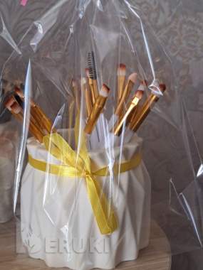 Ваза с кисточками для макияжа (20шт), новые, изделие из гипса 1