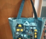 Джинсовая сумка с аппликацией «домики»