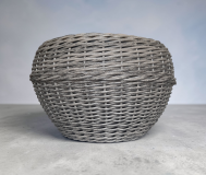 Кашпо для цветов из полиротанга. 