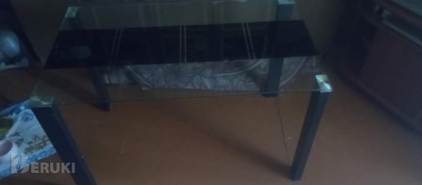 Стеклянный стол в отличном состоянии