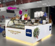 Итальянское мороженое gelateria plombir и кофе. 