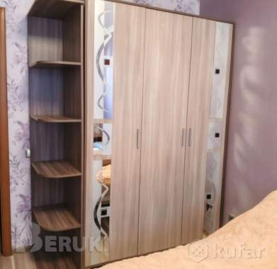 Шкаф распашной с приставной полкой, отделан зеркалом 0