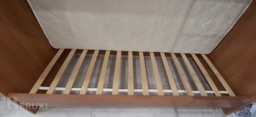 Продам недорого кровать двухъярусную с матрасами 2