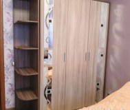 Шкаф распашной с приставной полкой, отделан зеркалом