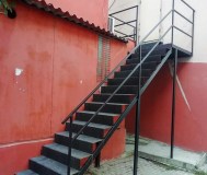 Металлические лестницы для дома и улицы