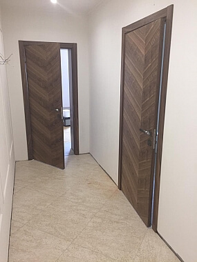 Напольные покрытия (ламинат, виниловый пол, линолеум), двери входные и межкомнатные, фурнитура 0