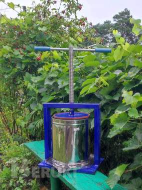 Продам винтовую пресс соковыжималку 12 л