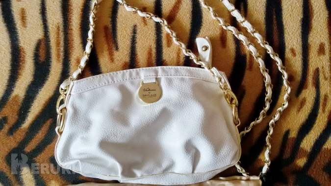 Сумка белая с ремешком нарядным на замочке, новая 0