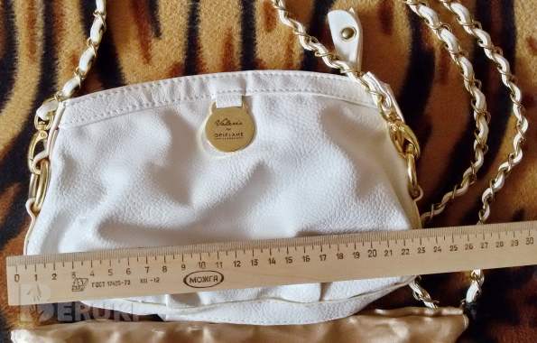 Сумка белая с ремешком нарядным на замочке, новая 1