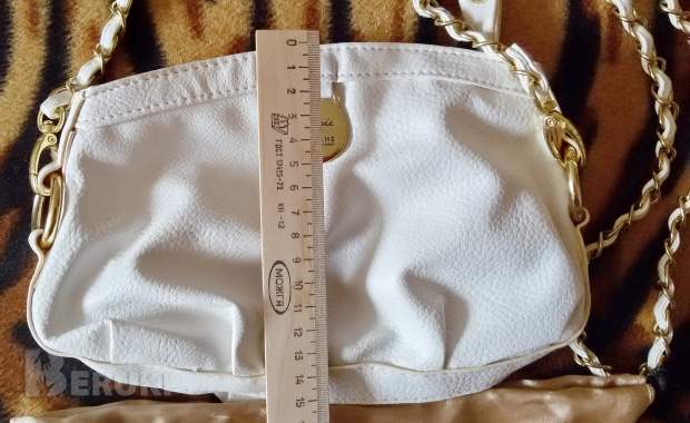 Сумка белая с ремешком нарядным на замочке, новая 2