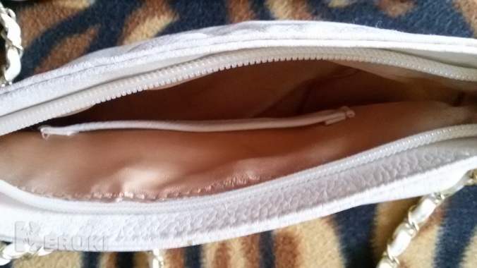 Сумка белая с ремешком нарядным на замочке, новая 4