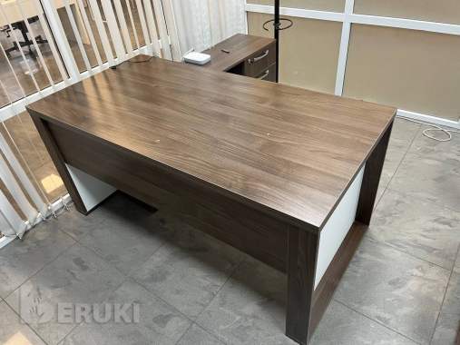 Стол офисный директорский с тумбами 1