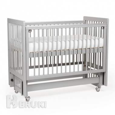 Кроватка детская с маятником 1