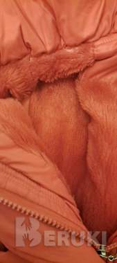 Куртка красная с мехом, капюшоном и воротником 2