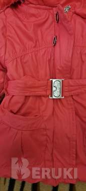 Куртка красная с мехом, капюшоном и воротником 3