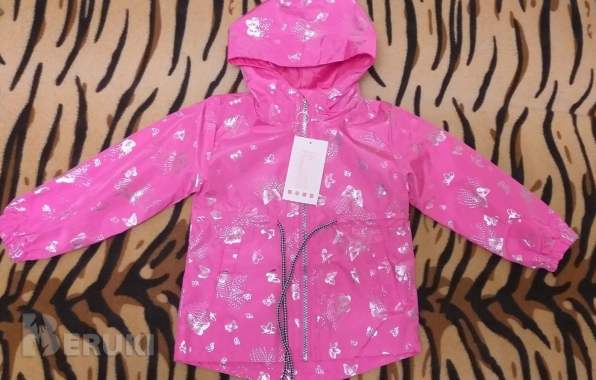 Куртка-ветровка розовая в бабочки блестящие на 3-4 0
