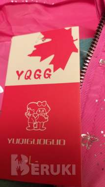 Куртка-ветровка розовая в бабочки блестящие на 3-4 2