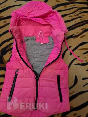 Куртка-жилетка розовая с капюшоном на 2. 5-4г 1