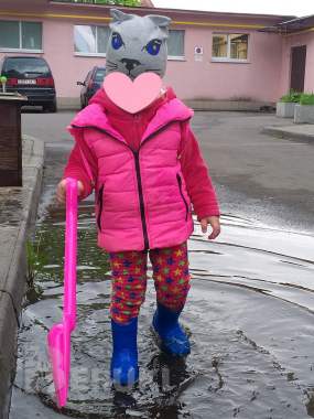 Куртка-жилетка розовая с капюшоном на 2. 5-4г 2