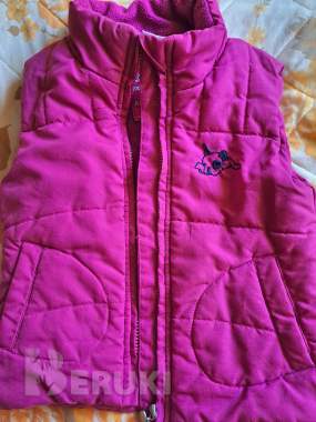 Куртка-жилетка бордовая с карманами на девочку 3-4 4