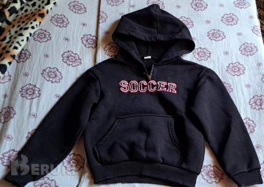 Толстовки с капюшоном черная и красная на 4-5лет 1